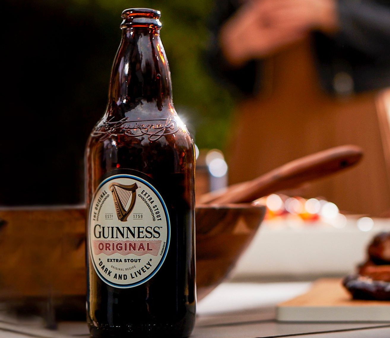 Bia co mau den sam tua muc phu len tren la lop bot kem day trang nga min nhu nhung - Guinness Extra Stout: Kiệt T&aacute;c Đen Quyến Rũ Đốn Tim