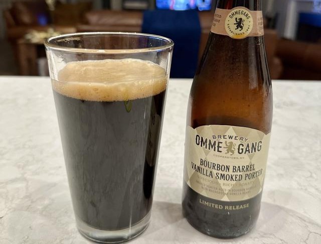 Bier mit geheimnisvoller und mysteriöser schwarzer Farbe wie eine Nacht ohne Seite 1 – Bourbon Barrel Vanilla Smoked Porter: Winter Night Whisper
