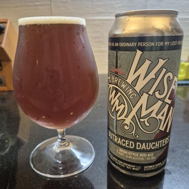 Bier mit einer roten Farbe, die wie der Sonnenuntergang durch ein Kristallglas funkelt, ohne jede Spur von Charme – Outraged Daughters: Crimson Love Song im Herzen des Craft Beer