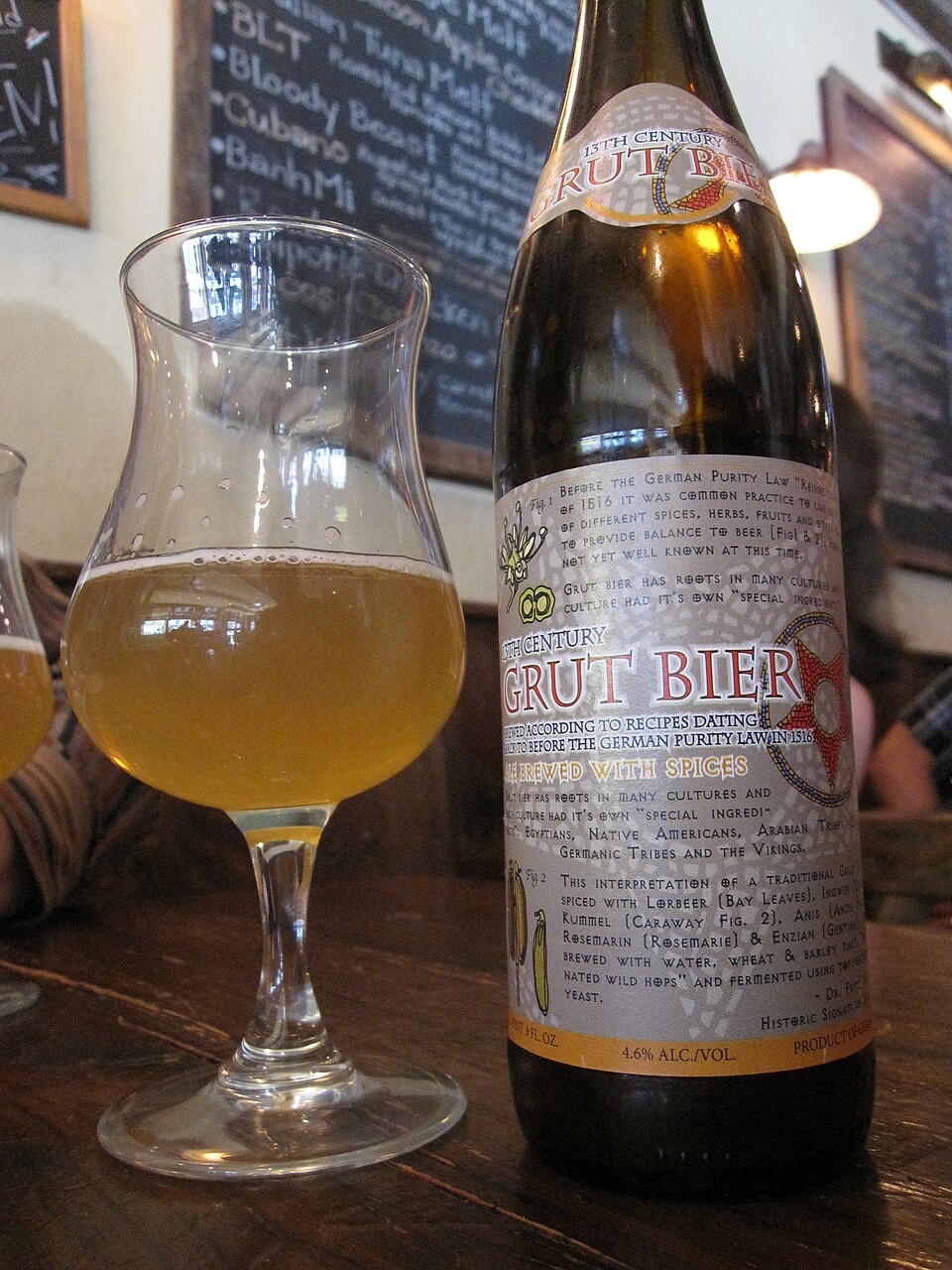 13th Century Grut Bier: Nụ Hôn Thảo Mộc Đã Ngủ Quên Bia co mau ho phach am ap tua nhu mau cua nhua cay mat ong trong mot khu rung mua thu - 13th Century Grut Bier: Nụ Hôn Thảo Mộc Đã Ngủ Quên