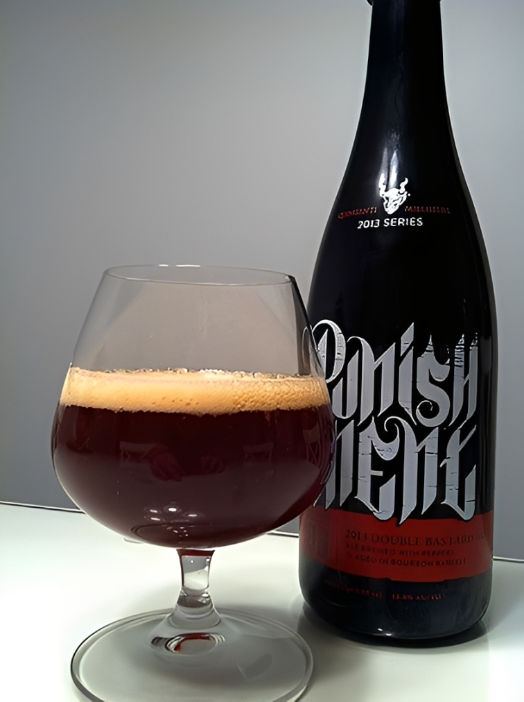 Bier hat eine dunkle Bernsteinfarbe, manchmal, wenn es sich in ein warmes, tiefes Purpur wie eine Perle verwandelt - Punishment: A Velvet Iron Fist Into the World of Taste