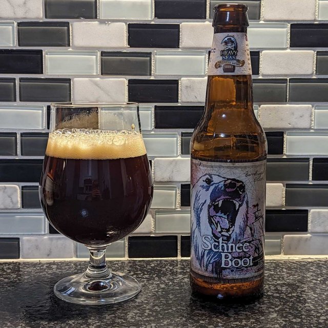 Das Bier ist so dunkel wie die Nordseenacht, aber von der Seite betrachtet so kalt wie die Lichtstrahlen, die sich im Fluss spiegeln - Schnee Boot: Schatz am Ende der Nacht im kalten Meer