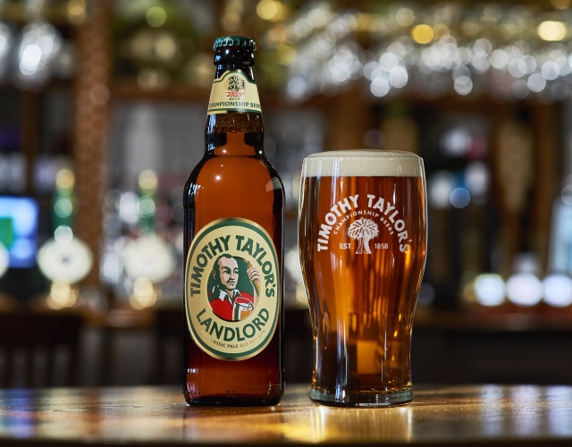 Das Bier hat eine warme, goldene Farbe mit einem Hauch von Honigkaramell - Landlord: Die Legende, die seit 7 Jahrzehnten die Herzen verzaubert