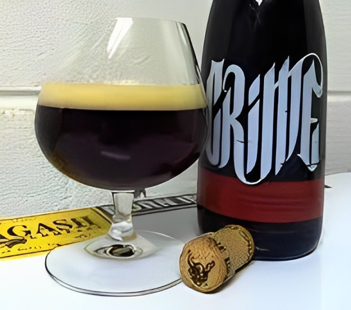 ルビー色のビール、まるで暗いグラスに輝くろうそくのよう - 犯罪：破壊の中に美を見出す反逆