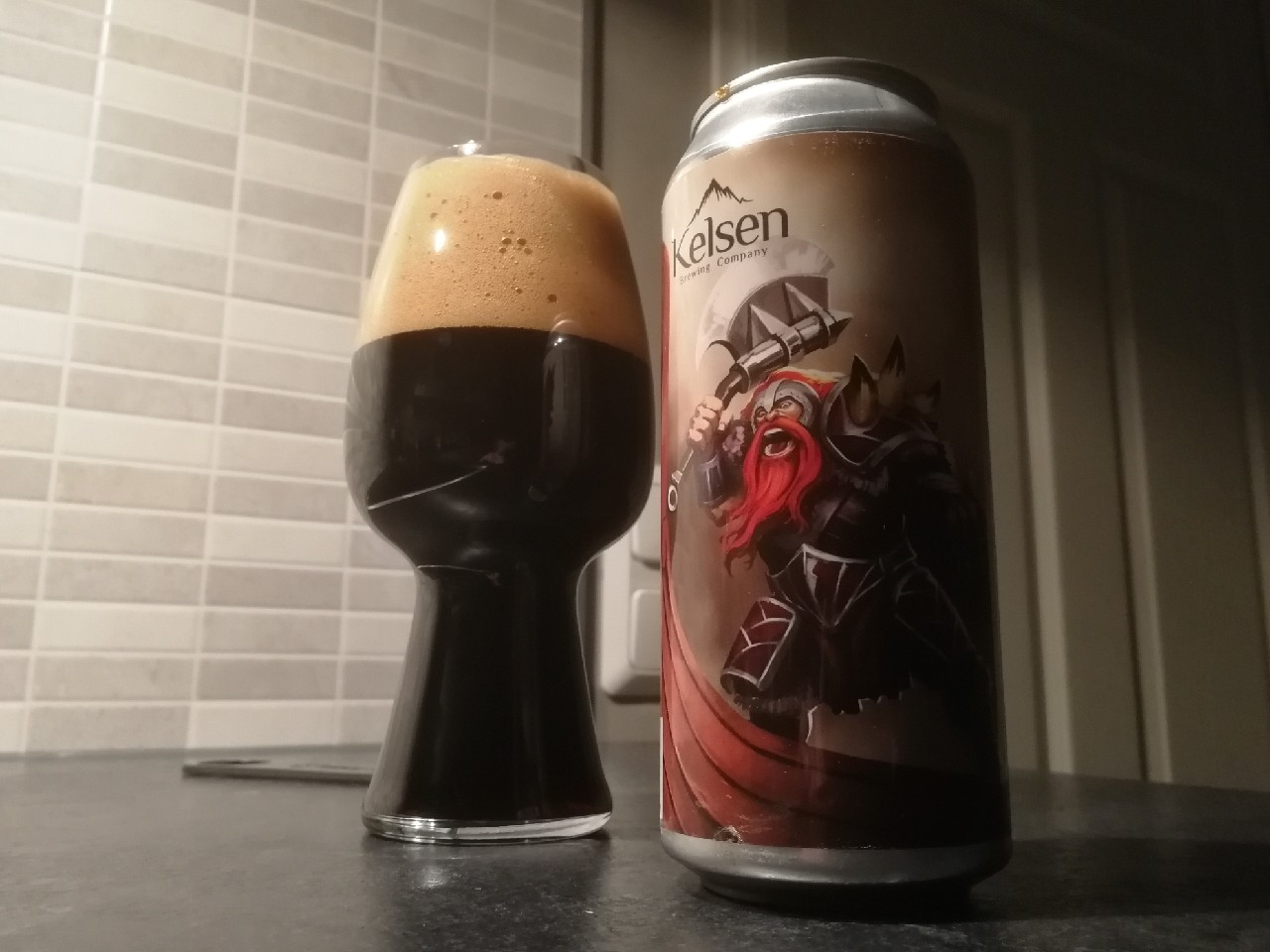 Bia nay co den sam nhu bau troi dem Bac Au anh len sac nau do huyen bi khi doi dien anh sang - Draken Robust Porter: Khi Rồng Bắc &Acirc;u Thức Giấc