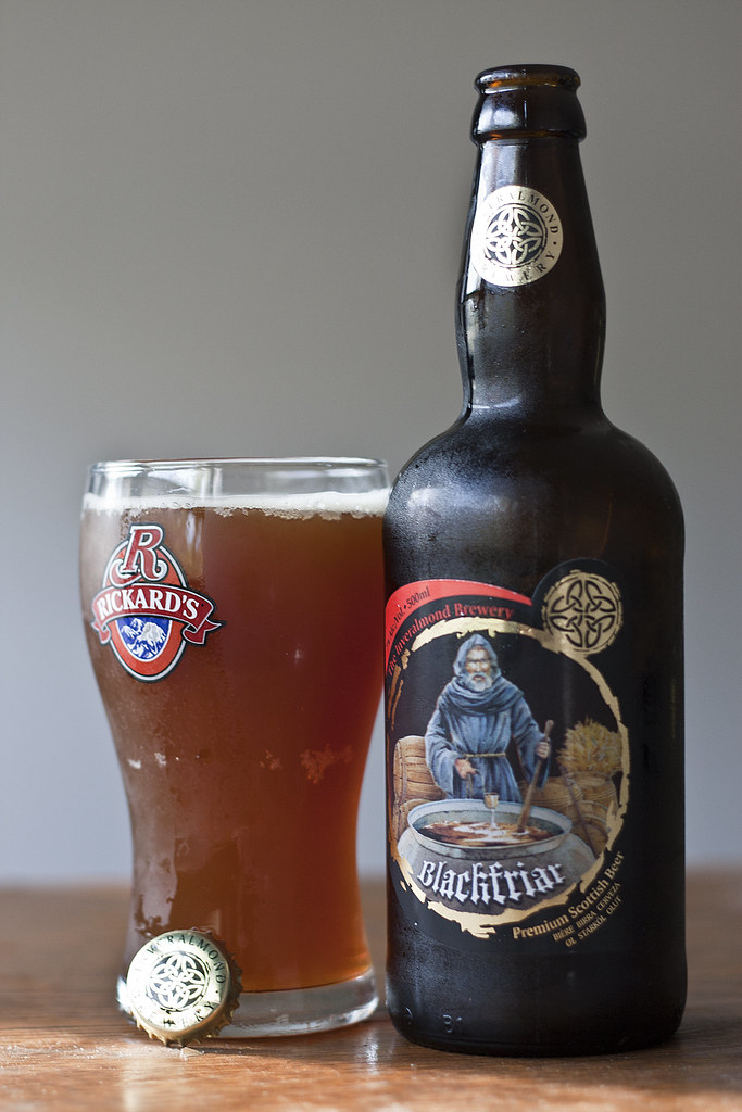 Blackfriar: Từ Tu Viện Cổ Đến Ly Bia Đầy Quyến Rũ Blackfriar co thiet ke bi an voi mot hinh anh day tinh nghe thuat - Blackfriar: Từ Tu Viện Cổ Đến Ly Bia Đầy Quyến Rũ