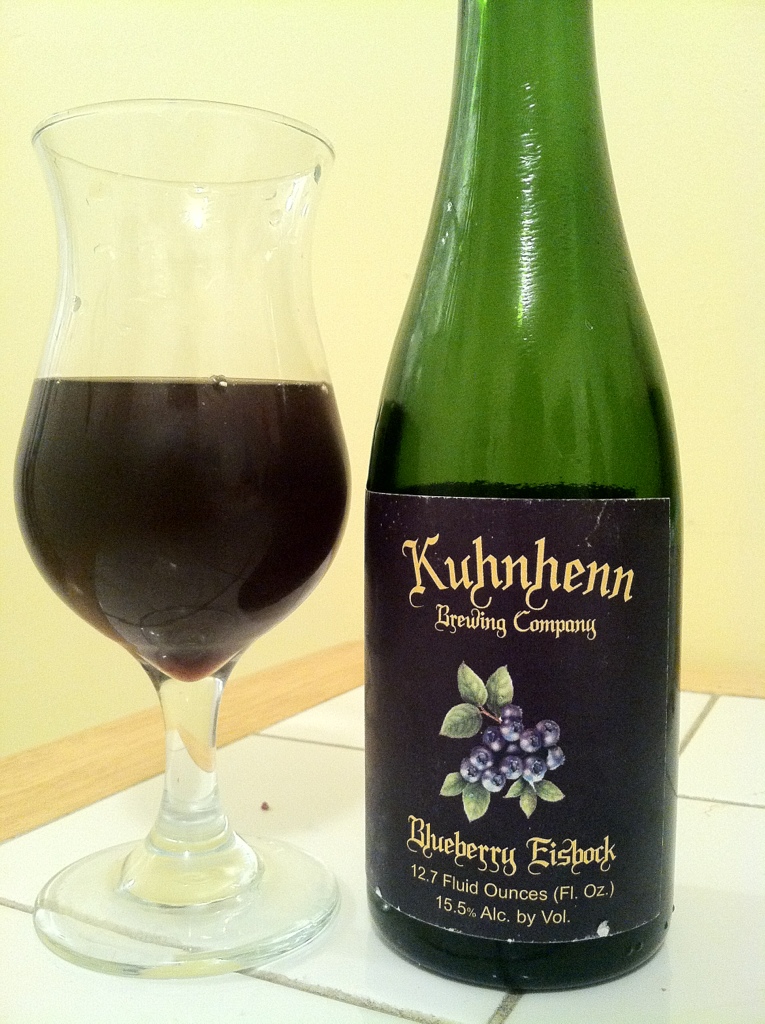 Blaubeer-Eisbock: Ein violettes Meisterwerk, das die Sinne weckt Blueberry Eisbock hat ein klassisches Bierflaschendesign und zwei Blumen in jedem Netz - Blueberry Eisbock: Lila Meisterwerk weckt die Sinne
