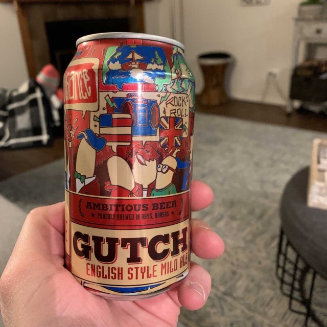 Chai bia Gutch English Style Mild Ale co thiet ke voi cac chi thiet truu tuong bat mat - Gutch English Style Mild Ale: Men Say Từ Bản Nhạc Dịu D&agrave;ng