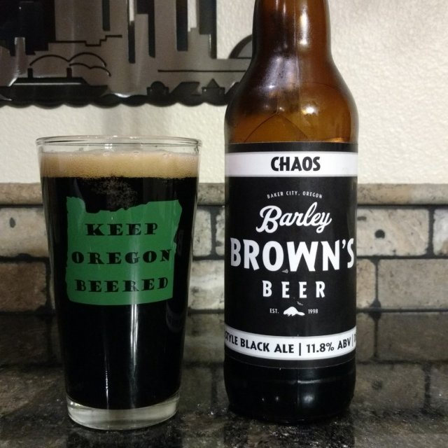 Chaos co thiet ke lon bia voi hai mau doi lap nhau la trang va den day an y va cung vo cung an tuong - Chaos: Qu&aacute;i Vật Đ&aacute;ng Y&ecirc;u Của L&agrave;ng Craft Beer Mỹ