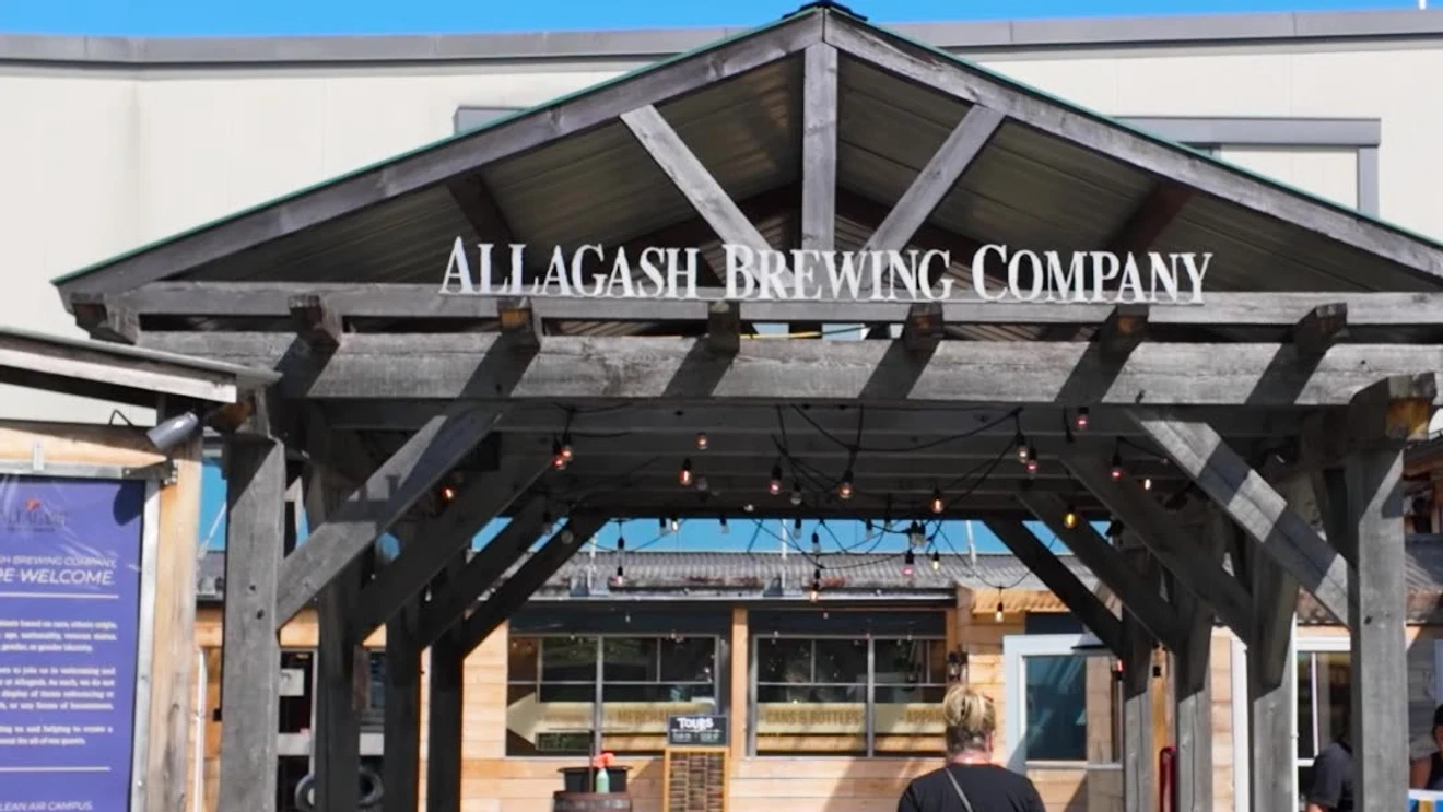 Cong ben ngoai nha may bia Allagash Brewing Company lung danh - Confluence Ale: Nơi Trật Tự V&agrave; Hoang D&atilde; H&ograve;a L&agrave;m Một Điệu Nhạc