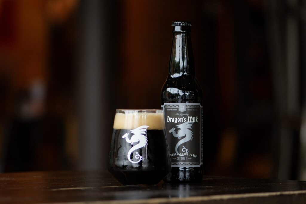 DM Bottle Snifter 001 H scaled.jpg.optimal 1024x683 - Dragon's Milk Bourbon Barrel-Aged Stout: Die Geschichte des Eichenfassduftes