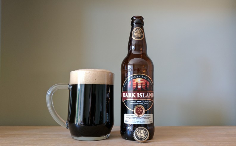 ダークアイランドは、非常にクラシックで印象的なビール瓶のデザインです - ダークアイランド：永遠の冬の夜から生まれた黒い傑作オークニー