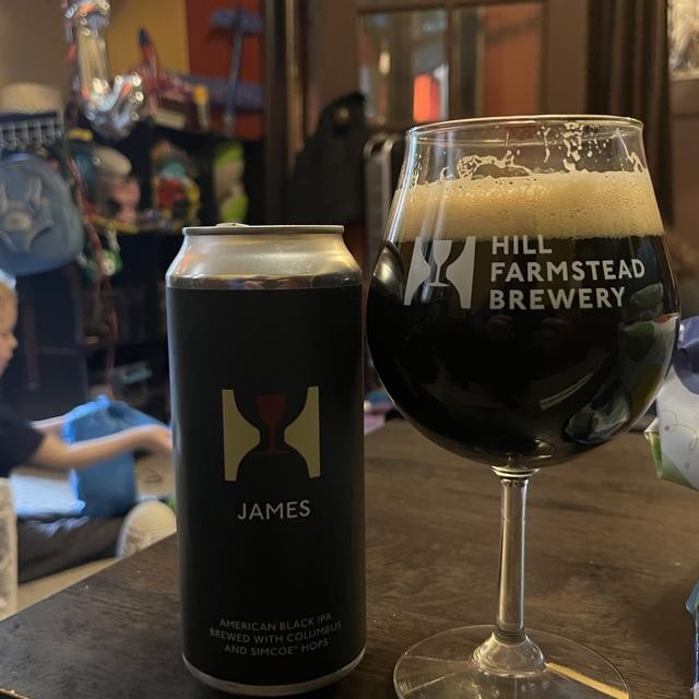 James‘ dunkelbraunes Bier hat im Licht eine geheimnisvolle rote oder ebenholzfarbene Farbe – James: Die Essenz bitterer Süße, die die Herzen von Bierkennern erobert