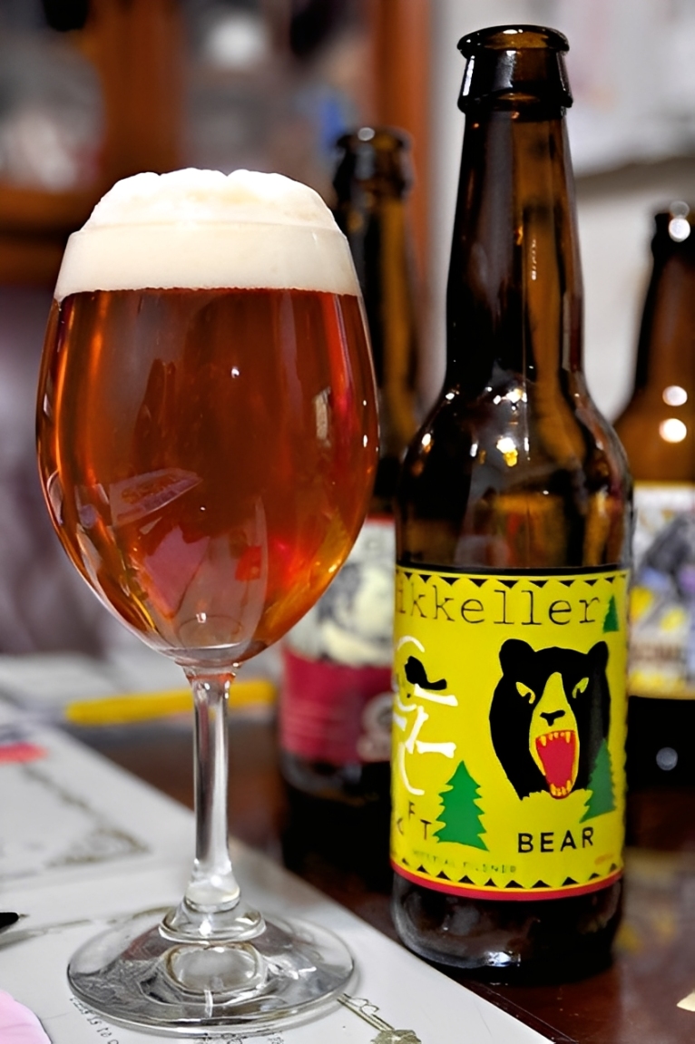 Draft Bear: Triết Lý Phù Thủy Trong Từng Giọt Vàng Draft Bear co thiet ke lon bia an tuong mang phong cach vo cung de thuong - Draft Bear: Triết Lý Phù Thủy Trong Từng Giọt Vàng
