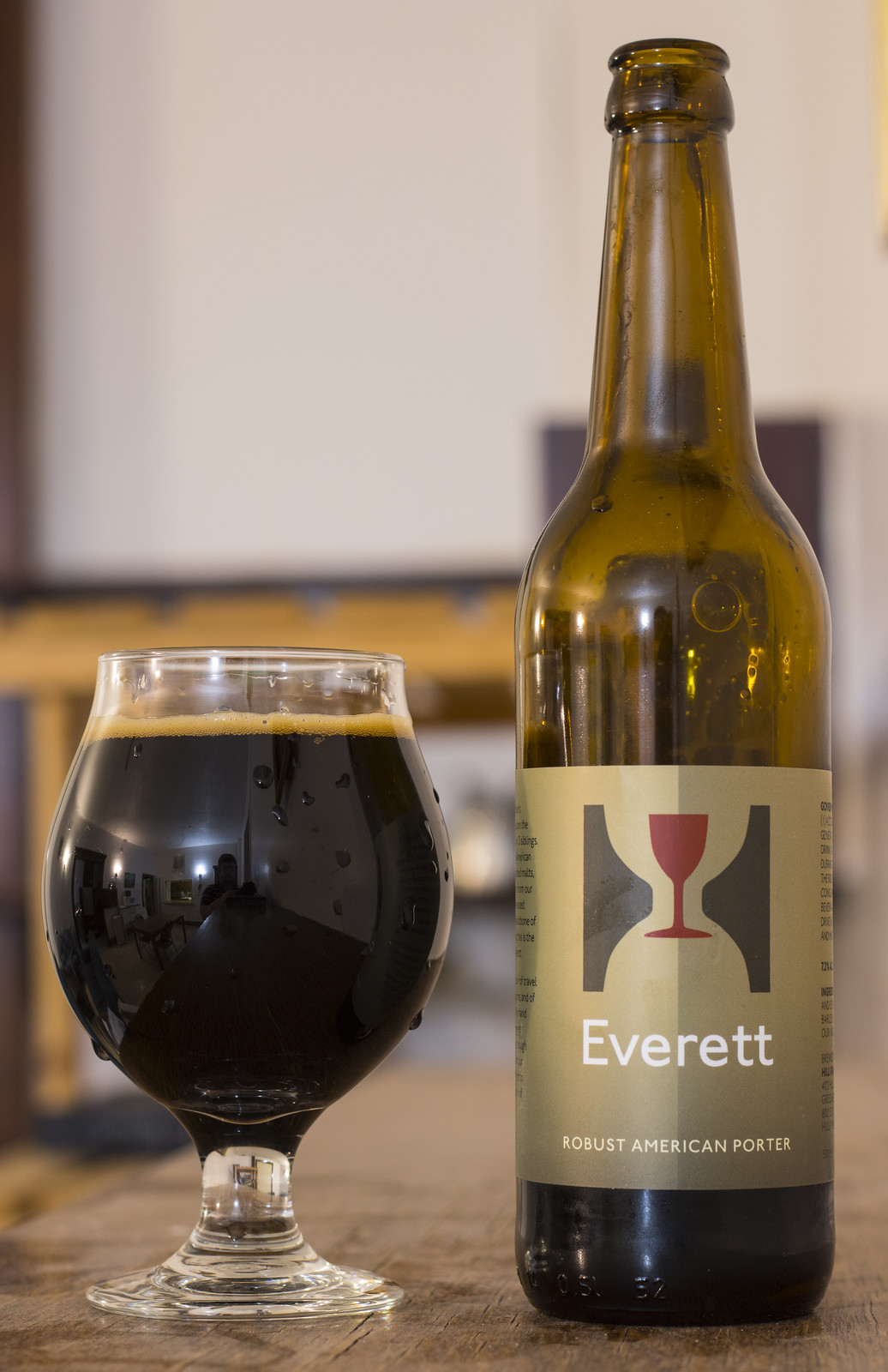 Everett co thiet ke lon bia an tuong boi logo cua nha may bia - Everett: Tinh T&uacute;y Bia Đong Đầy Hồn Đất V&agrave; K&yacute; Ức