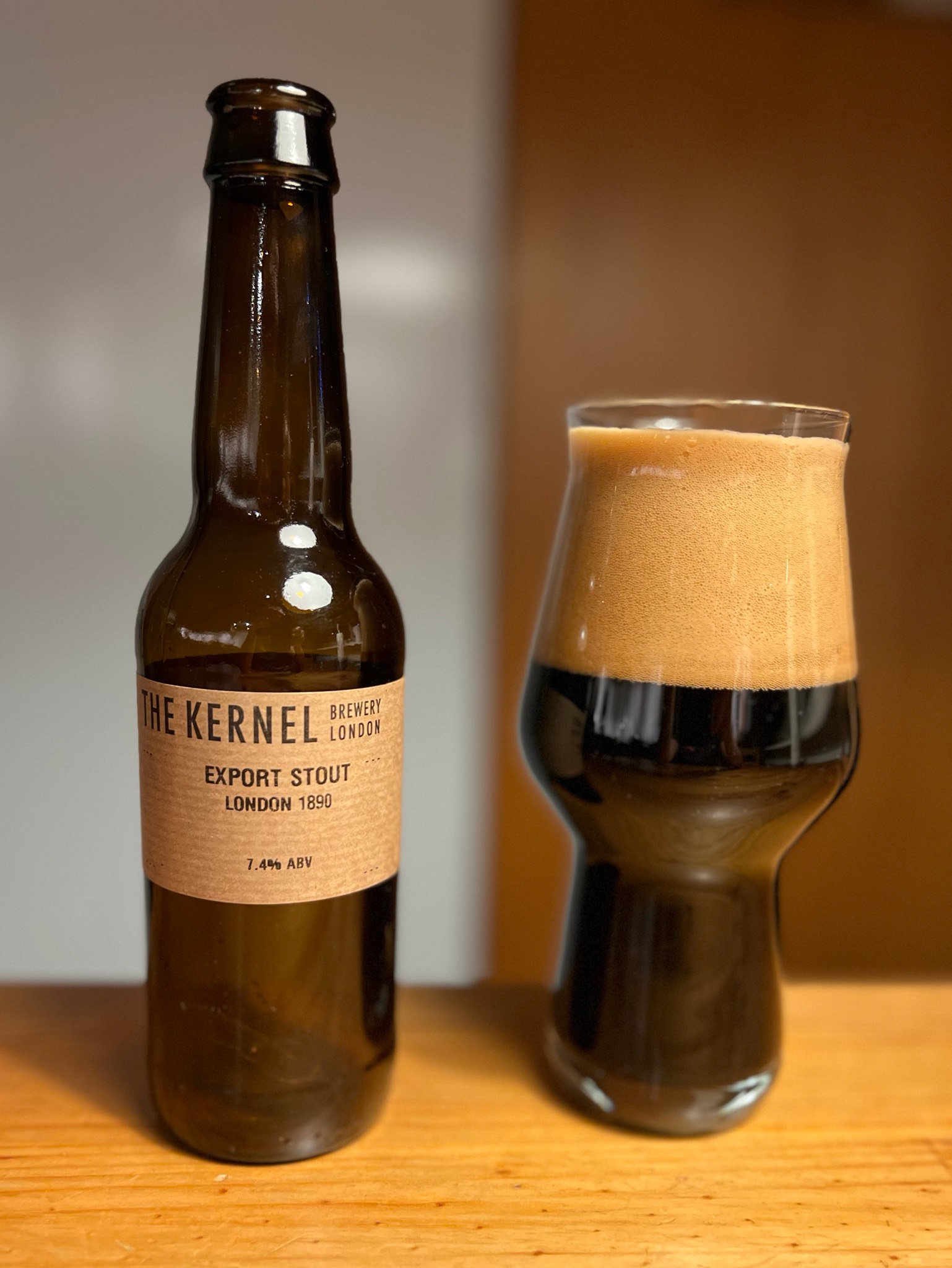 Export Stout London 1890 hat ein einzigartiges Bierflaschendesign und ist lange haltbar – Export Stout London 1890: 130 Jahre altes Export Stout-Meisterwerk