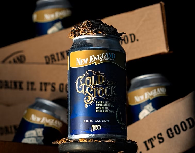 Gold Stock Ale hat ein einzigartiges Bierflaschendesign mit beeindruckenden Linien - Gold Stock Ale: Eine Geschmacksreise über den Atlantik