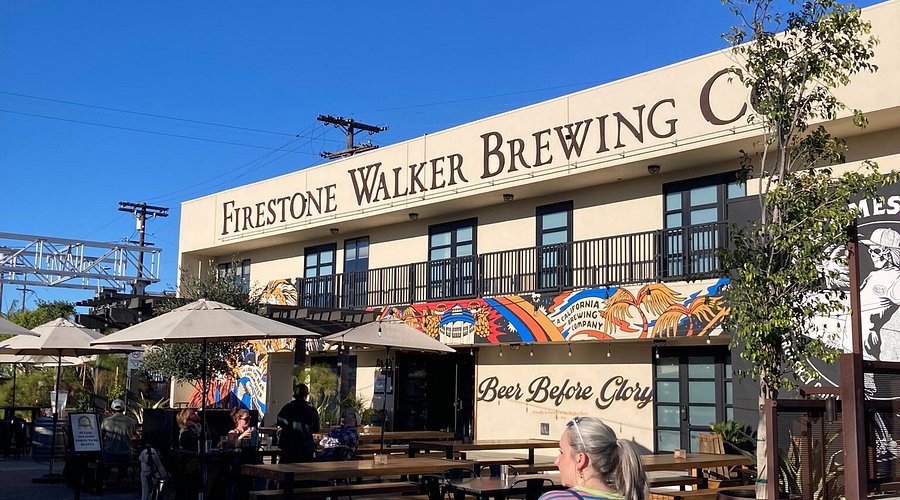 ファイアストン・ウォーカー醸造所の外観写真 - マルトース・ファルコンズ・ブラウニーワイン：星の温もり