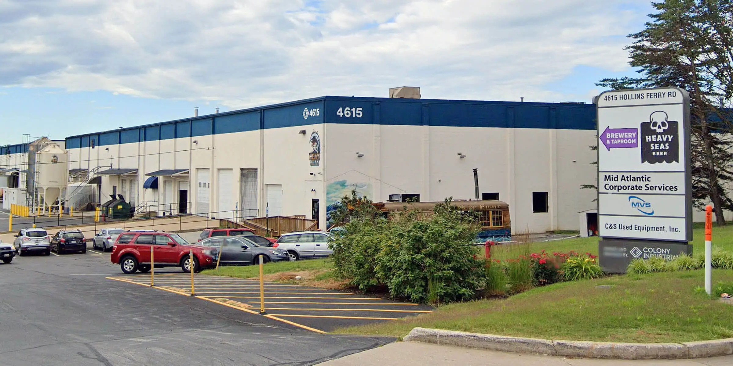 Außenaufnahme der modernen Heavy Seas Beer Brauerei - Schnee Boot: Late Night Treasure in the Cold Sea