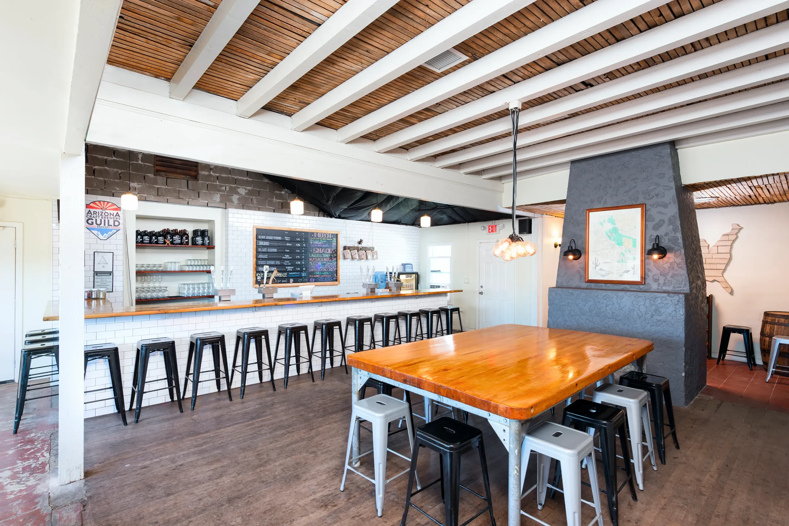 32°/50°ケルシュ:海とケルンの遺産の交差点 COAST Brewing Company 醸造所の内部をスケール表示 - 32°/50° ケルシュ: 海とケルンの遺産の交差点