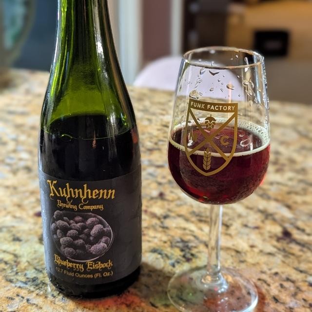 Blaubeer-Eisbock: Ein violettes Meisterwerk, das die Sinne weckt Wenn Sie den Biergarten beleuchten, werden Sie das violette Blut des Königspaares sehen, wenn es dem dunklen Licht ausgesetzt ist - Blaubeer-Eisbock: Ein violettes Meisterwerk, das die Sinne weckt