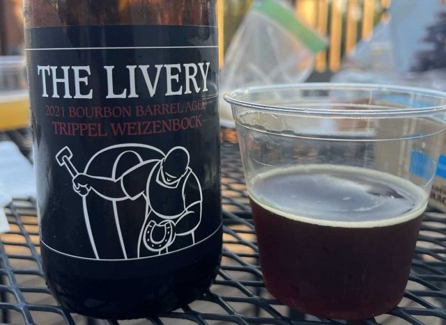 Khi rot ra ly ban se bi me hoac boi mau do dam pha nau ho phach nhu mot vien ngoc an minh trong bong toi - Bourbon Barrel Aged Trippel Weizenbock: Tinh Hoa Bia Thủ C&ocirc;ng