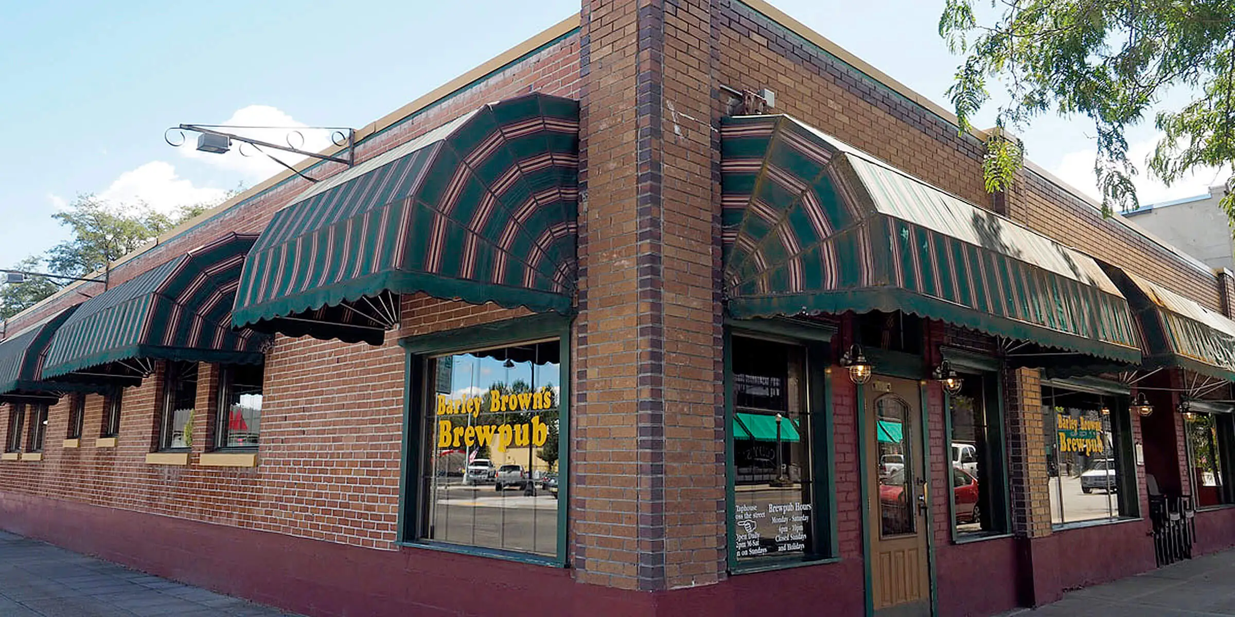 Khung canh ben ngoai nha may bia Barley Browns Brewpub day cam hung nghe thuat - Chaos: Qu&aacute;i Vật Đ&aacute;ng Y&ecirc;u Của L&agrave;ng Craft Beer Mỹ