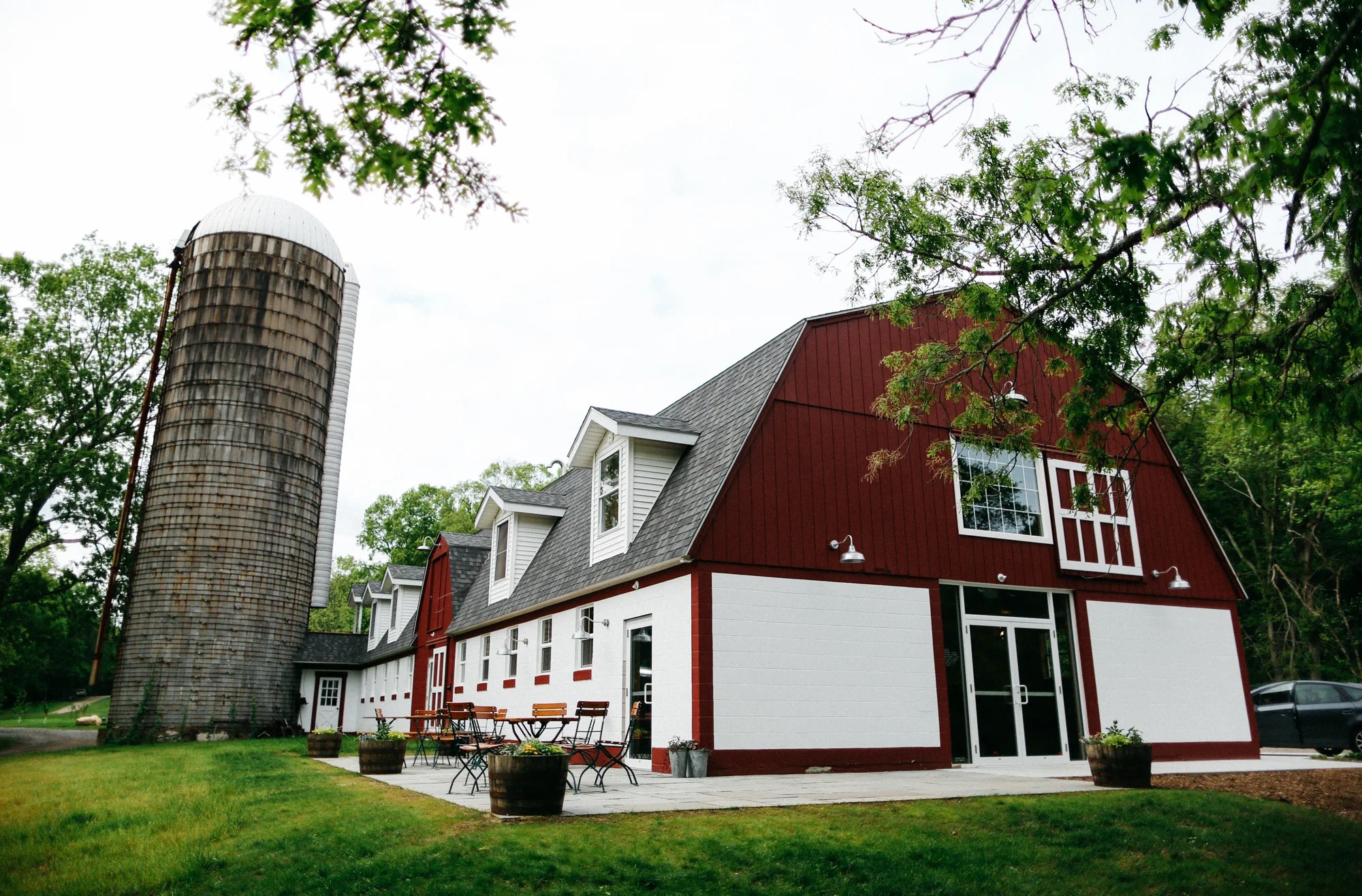 Außenansicht der Fox Farm Brewery – Welly: Die Essenz reinen britischen Biers in jedem Tropfen Gold