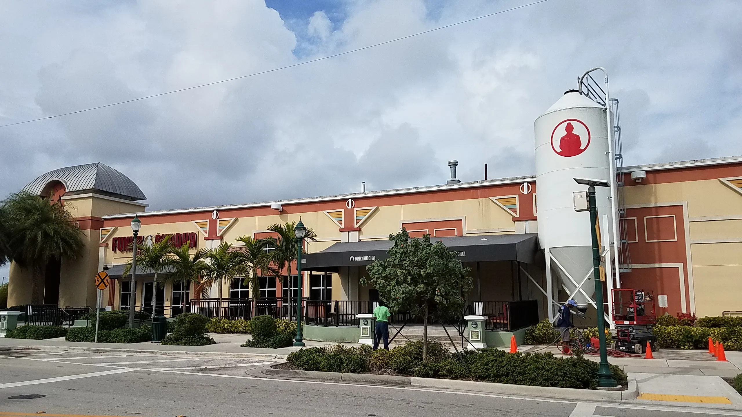 Floridian Hefeweizen: The Gold Standard for Flavor Exterior view of the modern Funky Buddha Brewery - Floridian Hefeweizen: The Gold Standard for Flavor