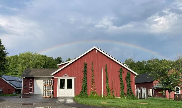 Publikum: Sanfte Philosophie in der Welt des Bieres Die Außenansicht der Brauerei der Kent Falls Brewing Company – Öffentlichkeit: Sanfte Philosophie in der Welt des Bierchaos