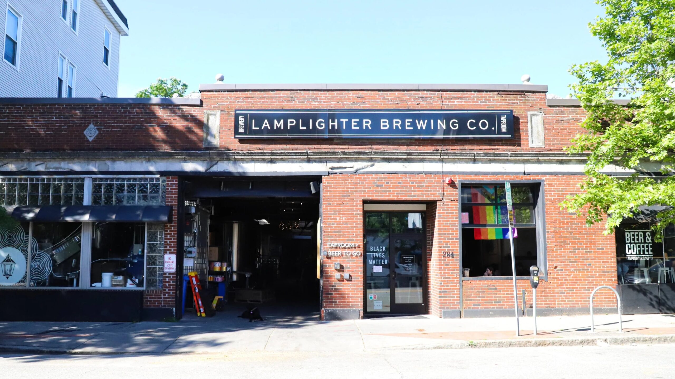 Khung canh ben ngoai nha may bia Lamplighter Brewing Co co dien scaled - Cuppa: Tinh T&uacute;y English Pale Ale Trong Từng Giọt V&agrave;ng Hổ Ph&aacute;ch