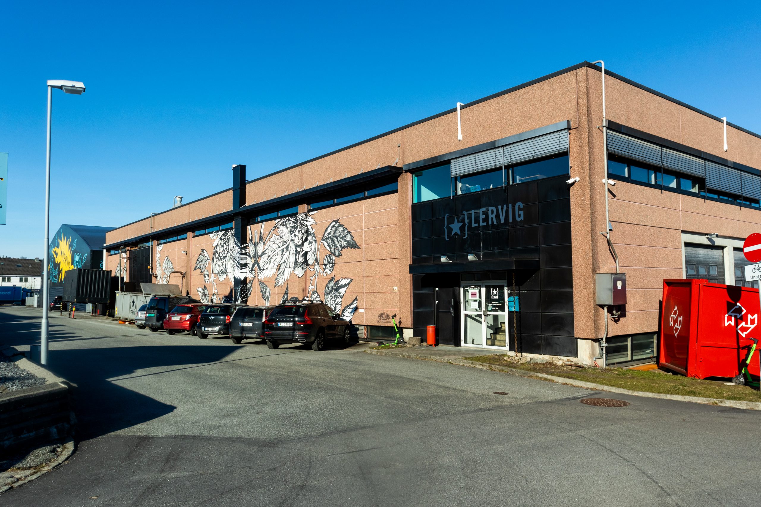 Einzigartige und moderne Außenansicht der Brauerei Lervig Aktiebryggeri – Perler For Svin: The Pure Classic Pearl