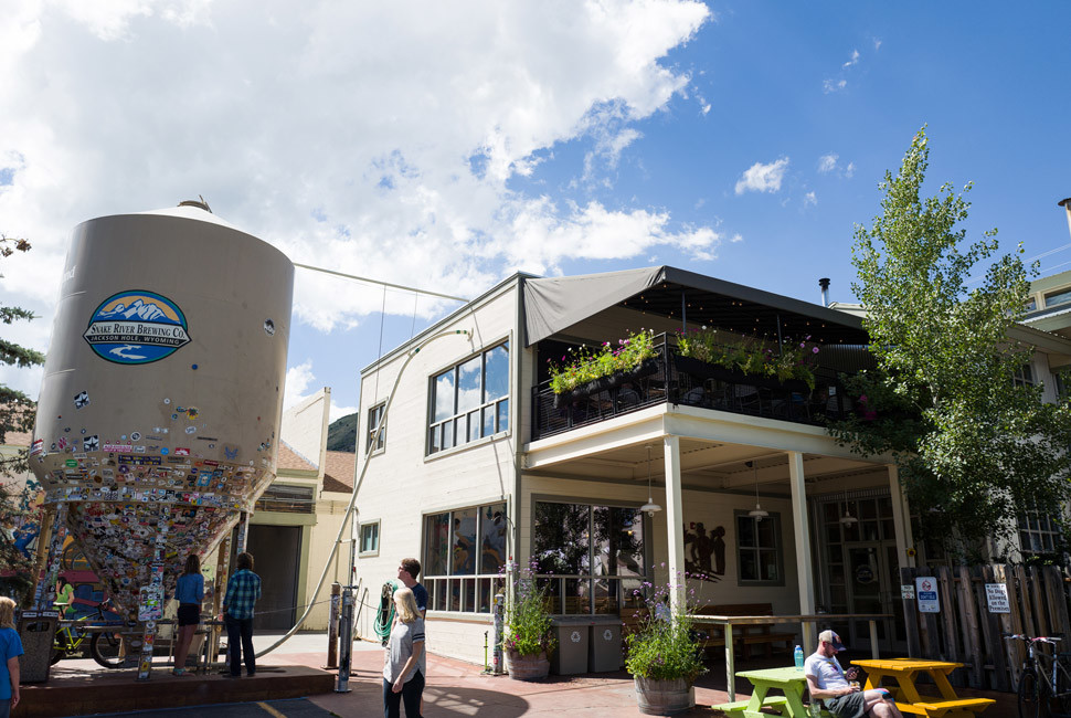 Khung canh ben ngoai nha may bia Snake River Brewing hien dai - Zonker Stout: H&agrave;nh Tr&igrave;nh Từ Mạch Nha Đến Huyền Thoại