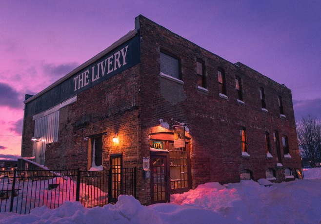 Khung canh ben ngoai nha may bia The Livery chieu hoang hon day tho mong - Bourbon Barrel Aged Trippel Weizenbock: Tinh Hoa Bia Thủ C&ocirc;ng