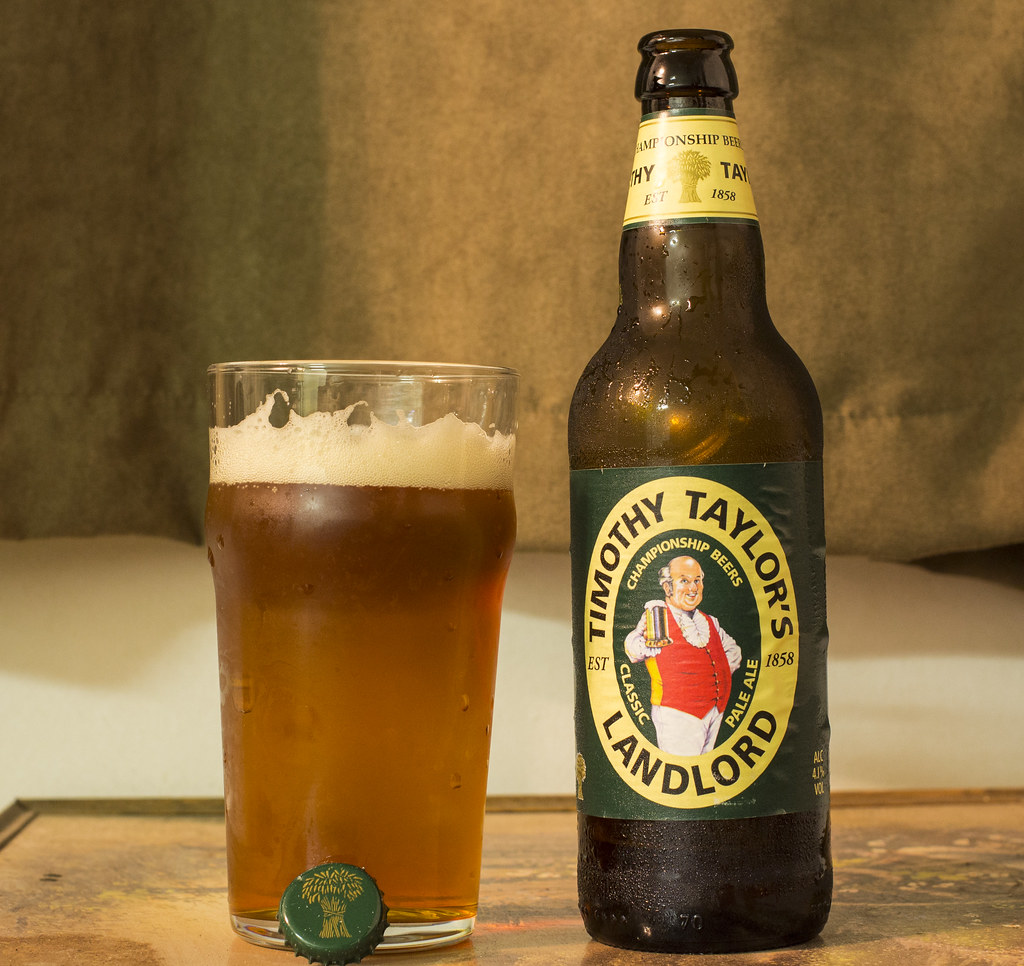 Landlord hat ein einzigartiges Design mit dem Bild der Hauptfigur und vollständigen Informationen auf der Stele - Landlord: Die Legende, die seit 7 Jahrzehnten die Herzen verzaubert