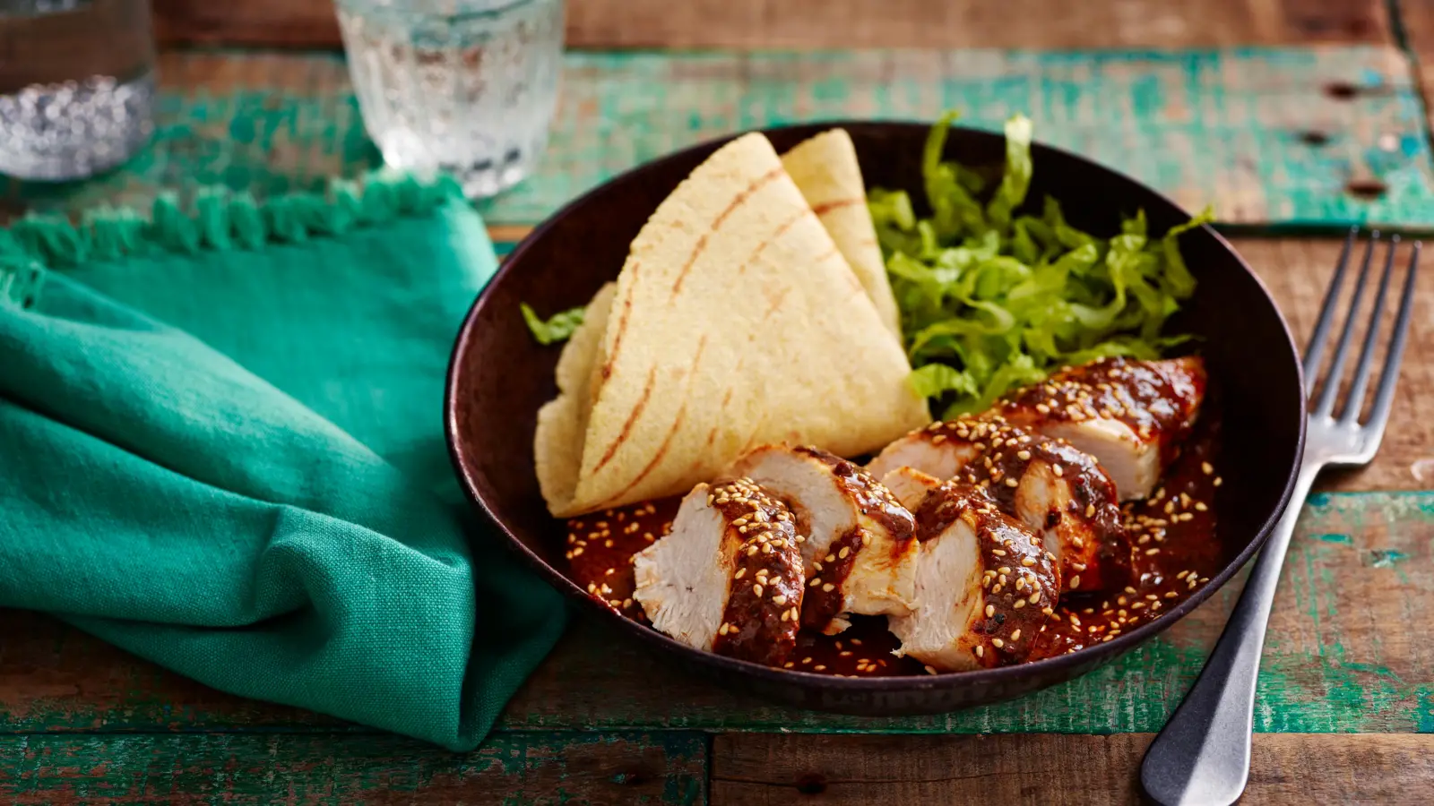 モレ・ポブラノ この食欲をそそるチョコレートチキン料理は、このビールと完璧にマッチします - テオブロマ：壮大な黄金酵母