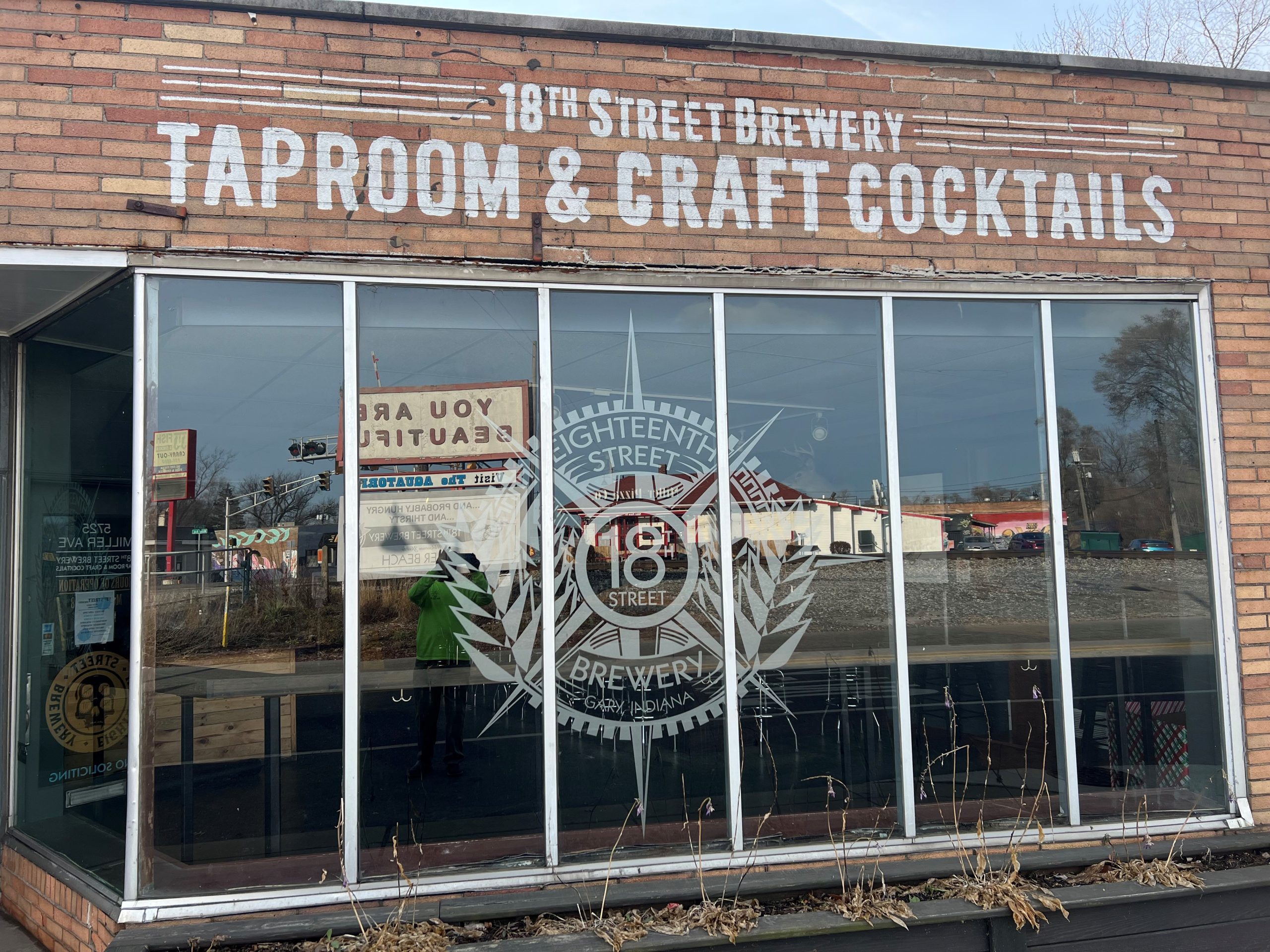 18th Street Brewery Gary Taproom の外観 - サイケデリックなライン：時間の音符を解読する