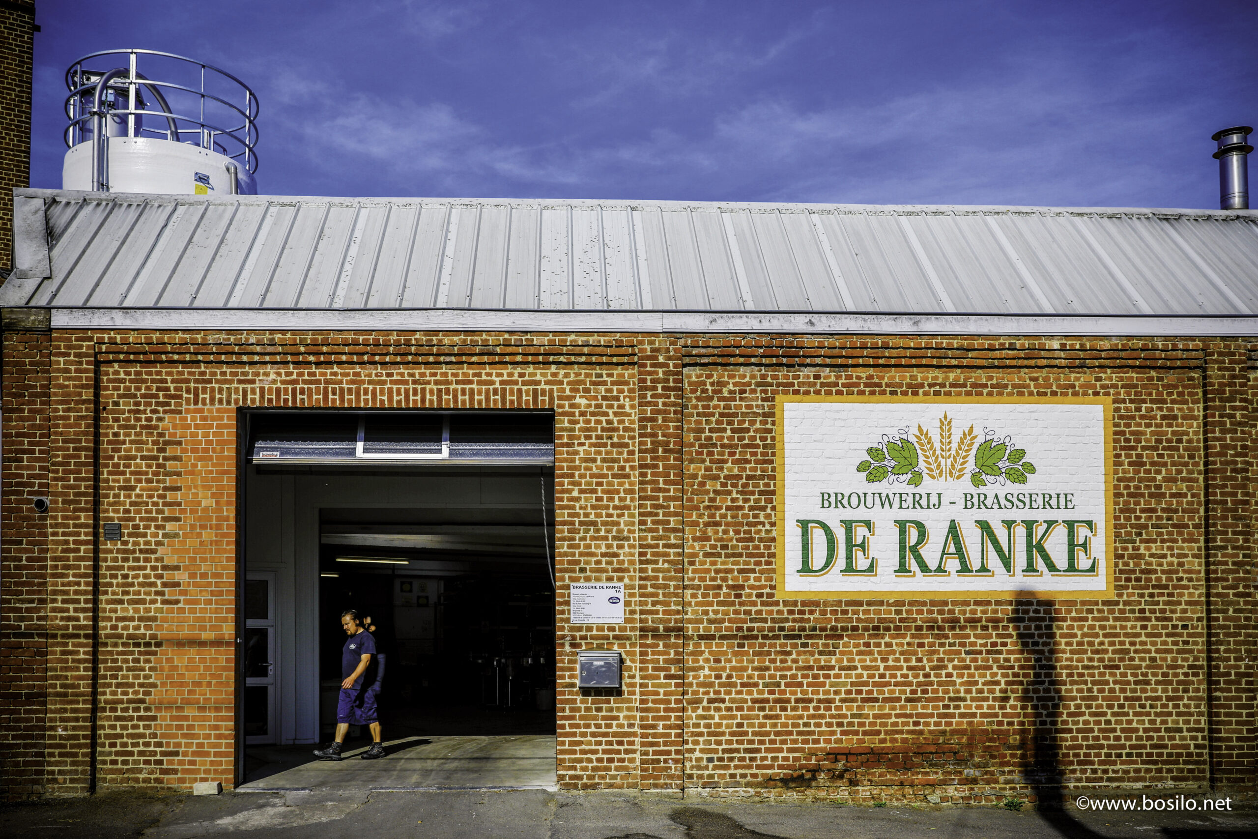 De Ranke XX Bitter: Die dornige Trunkenheit des Hopfens Eine Ecke vor der kleinen Brauerei Brouwerij Brasserie De Ranke – De Ranke XX Bitter: Der dornige Hopfenrausch