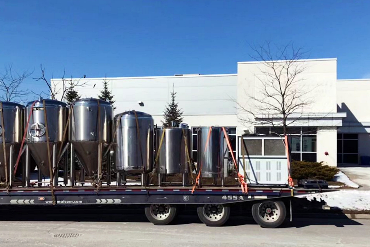 Eine Außenansicht der Driftwood Brewery in Kanada – Blackstone Porter: Der Himmel ist unter dem Glas