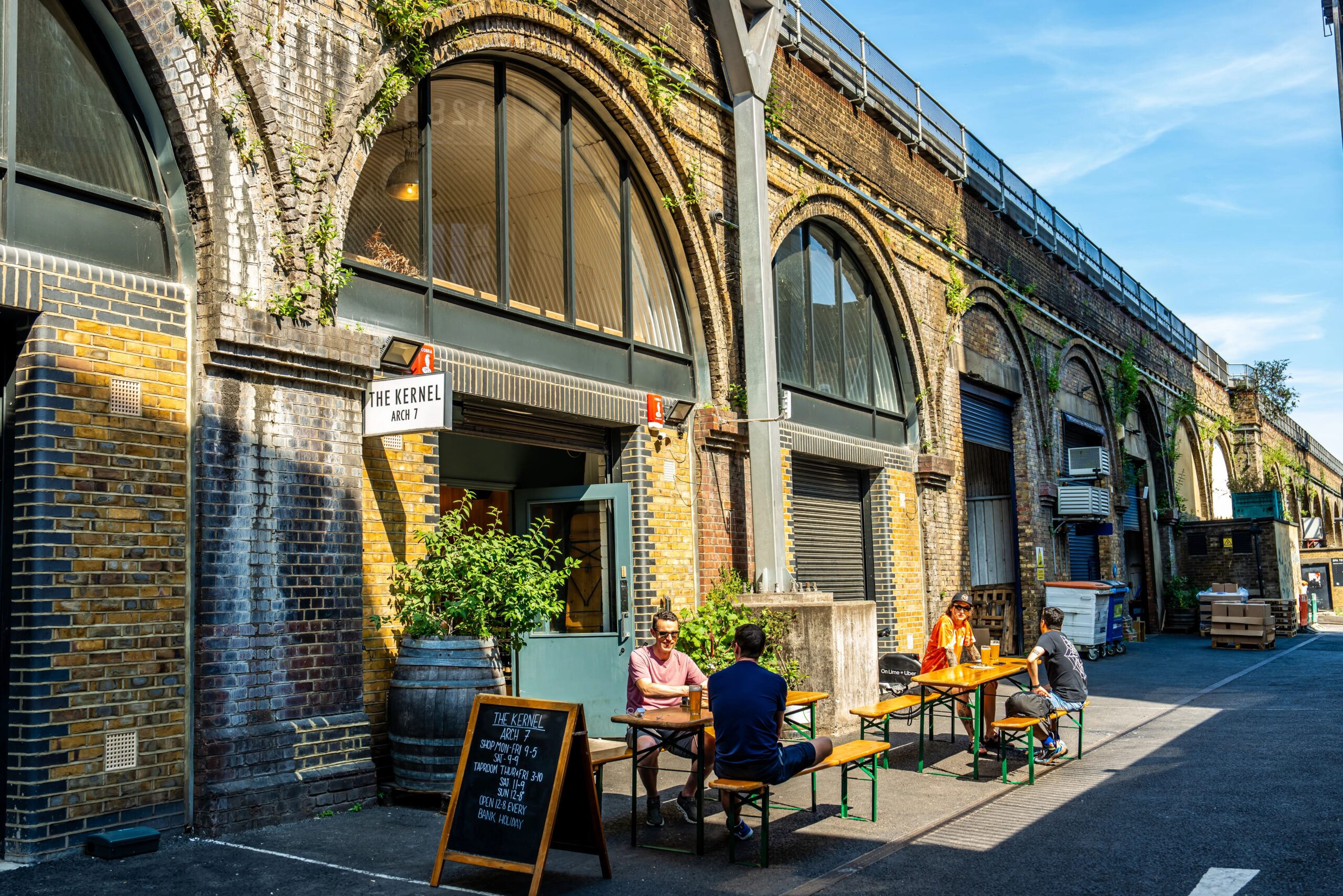 Eine kleine Ecke außerhalb der Kernel Brewery mit skaliertem Strom – Export Stout London 1890: 130 Jahre altes Export Stout-Meisterwerk