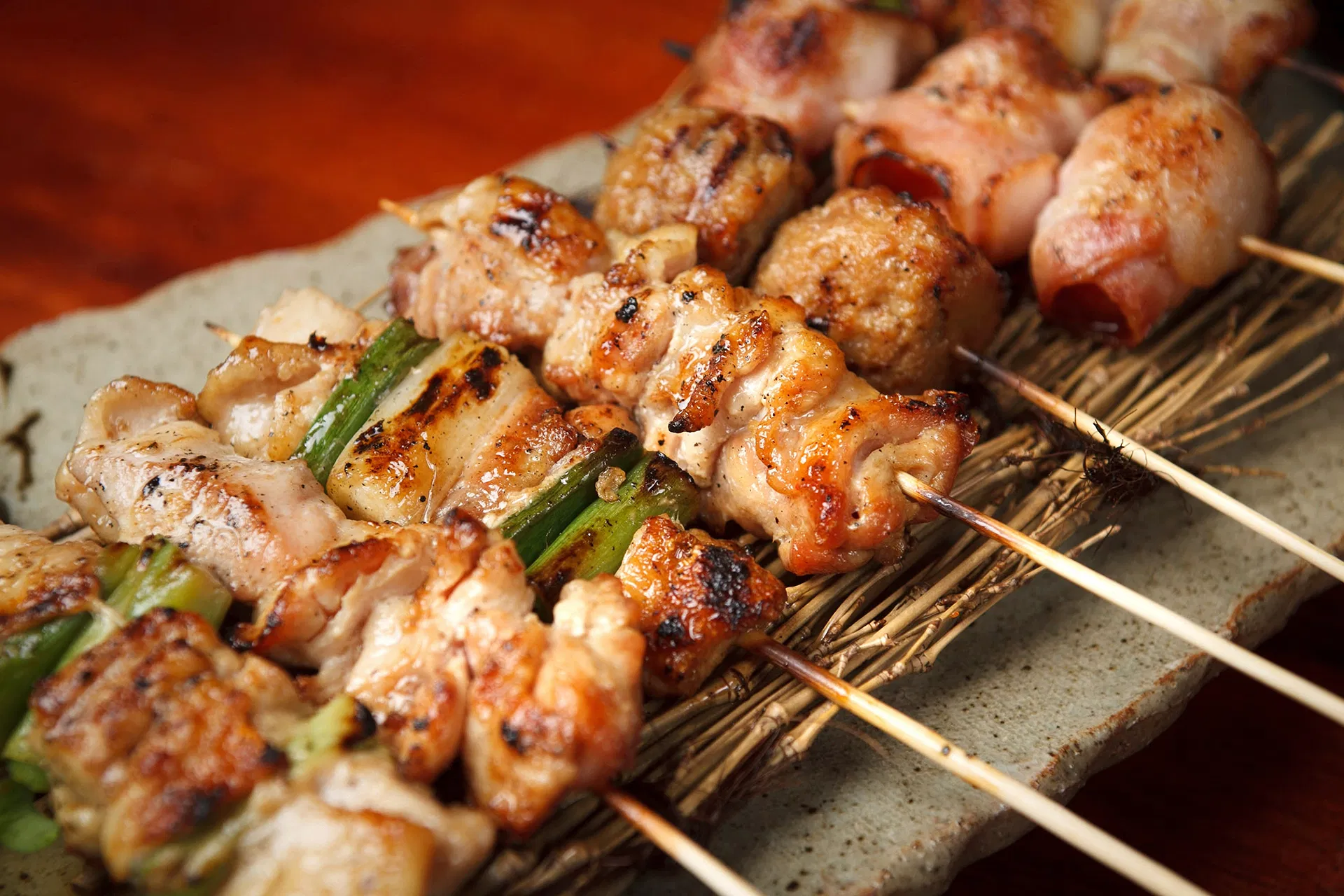 Yakitori-Schweinerippchen sind der Seelenverwandte dieses Bieres - Orion Premium Draft Beer: Die Seele Okinawas in einem Tropfen puren Goldes