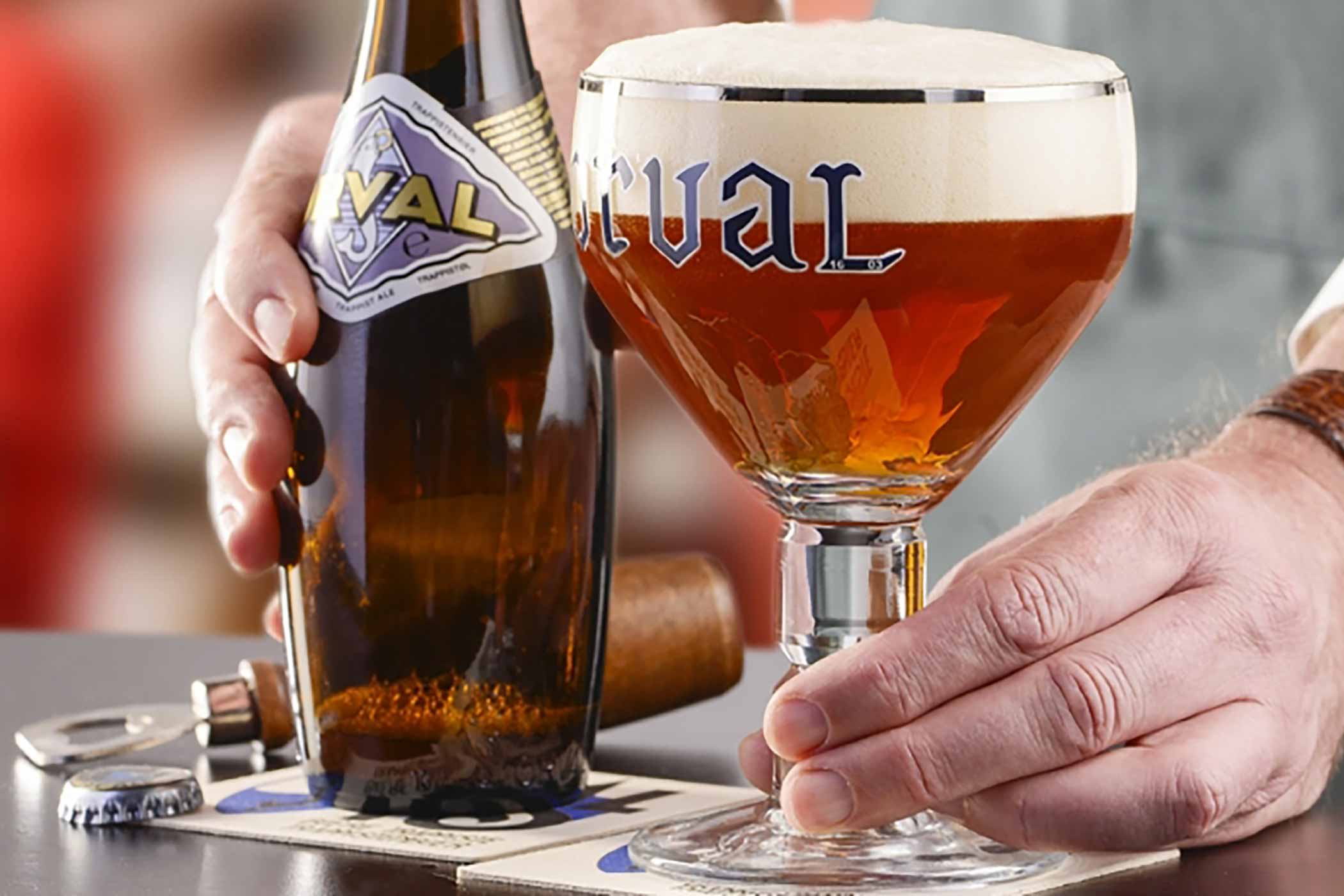 オルヴァル・トラピストエール:時間と信仰の味 オルヴァル・トラピスト・エールは、ビールの名前だけが書かれたミニマルなビール缶デザインです - オルヴァル・トラピスト・エール:時間と信仰の味