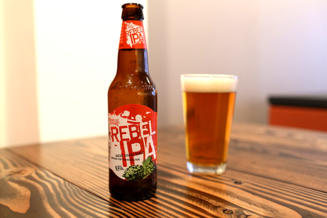Chai Rebel IPA đặt trên bàn gỗ