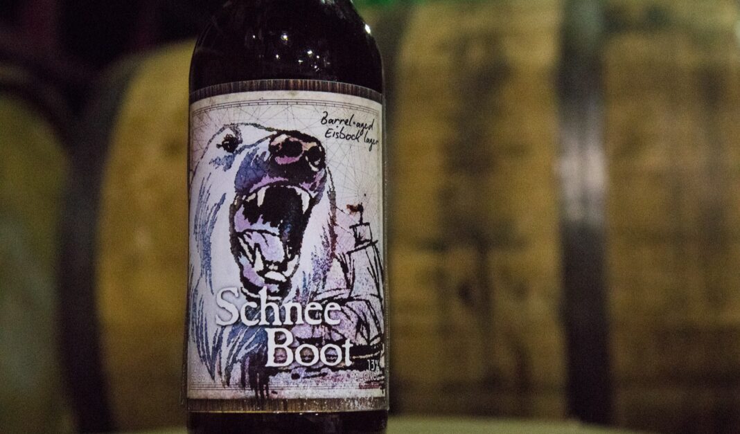 Schnee Boot Der Schatz des kalten Meeres bei Nacht