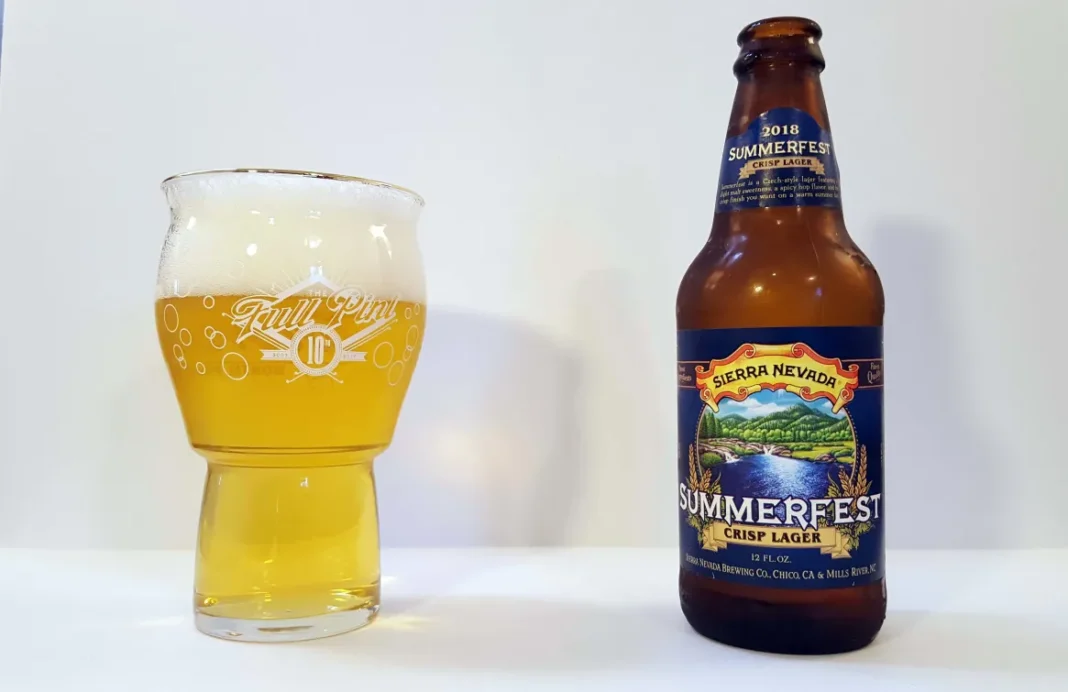 Chai bia Summerfest đặt trên bàn