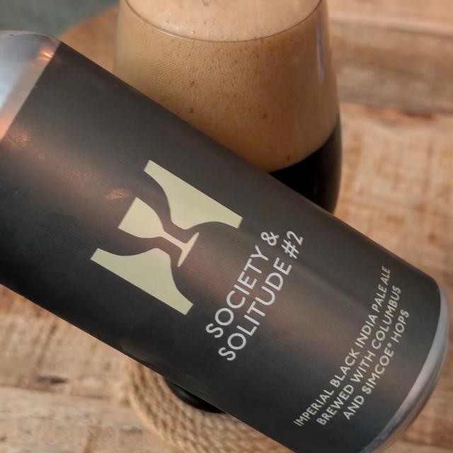 Society Solitude 2 co thiet ke lon bia doc dao voi logo nha may bia o giua - Society & Solitude #2: Kh&uacute;c Thiền Của Những Nghịch L&yacute; Trong Ly