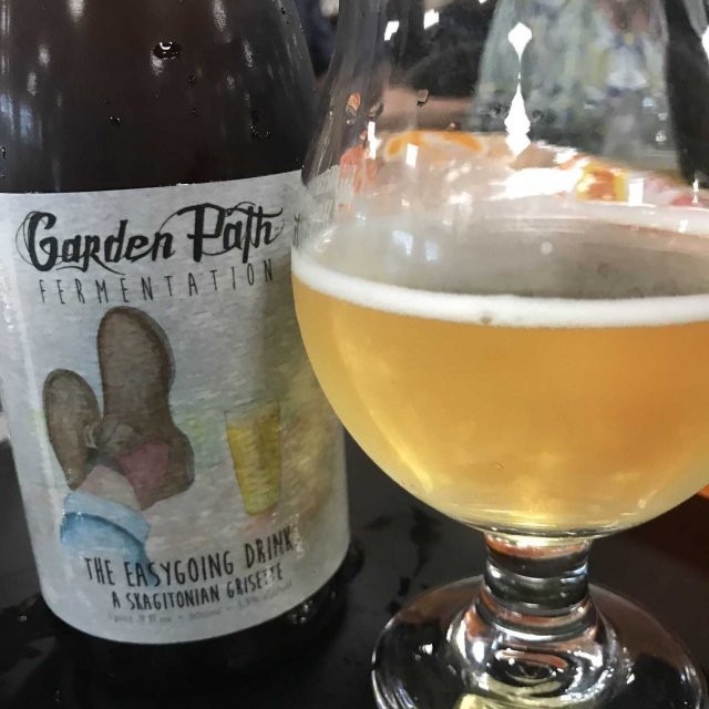 「イージーゴーイング・ドリンク」は、鳥が自由にお酒を注いでいる様子をイメージしたビール缶のデザインです。 - 「イージーゴーイング・ドリンク」：アルコール飲料で田舎気分が味わえる