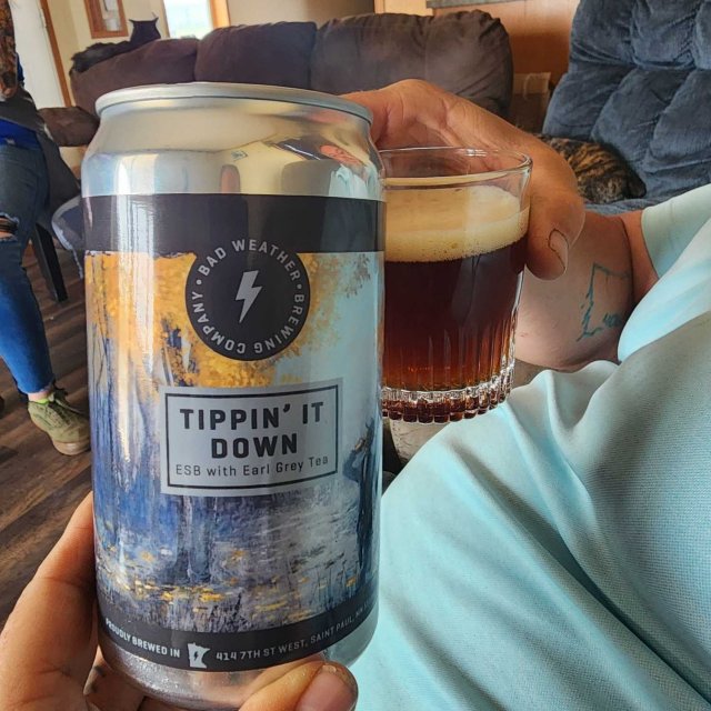 Tippin' It Down: Nàng Thơ Hổ Phách Giữa Thế Giới Bia Thủ Công Tippin It Down co thiet ke lon bia voi nhung mau sac an tuong thu hut anh nhin - Tippin' It Down: Nàng Thơ Hổ Phách Giữa Thế Giới Bia Thủ Công