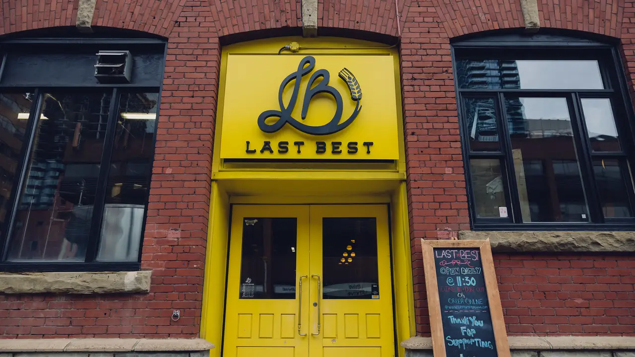 Die ganze Szene vor dem Bierhaus Last Best Eatery Brewpub ist einzigartig - #3 Tokyo Drift: The Golden Drop Incarnation of Time