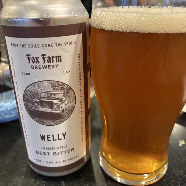 Welly hat ein minimalistisches Design mit dem Bild eines alten Autos in der Mitte - Welly: Die Essenz von reinem britischen Bier in jedem Tropfen Gold